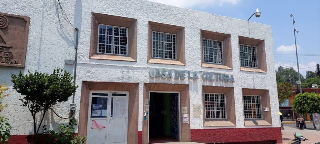 Fachada de la Casa de Cultura Chimalhuacán, se trata de un edificio de dos pisos, la entrada principal al centro.