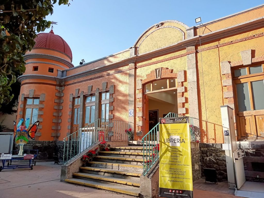 Fachada del Museo Nacional de Culturas Populares, se observa en primer plano los escalones que conducen a la entrada principal.