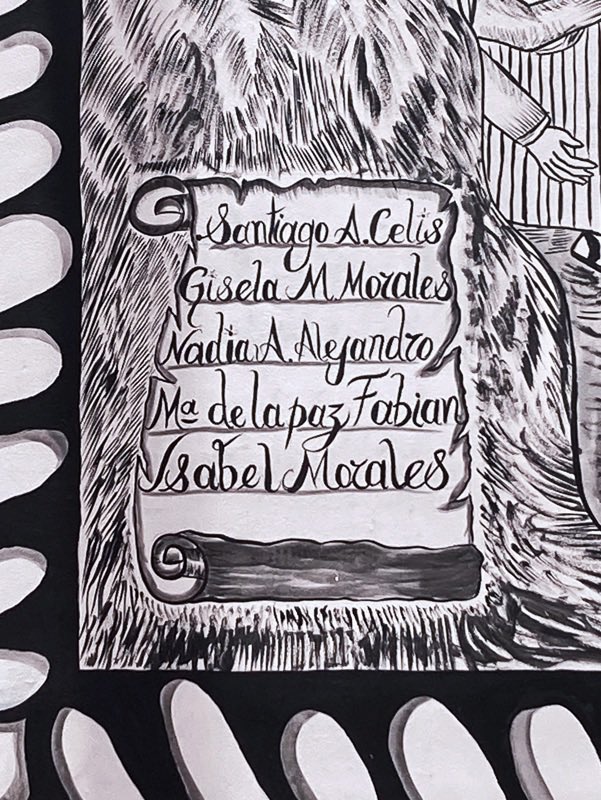 Foto de la placa donde se lee los nombres de las diez personas autoras del mural: Santiago Celis, Gisela Morales, Nadia Alejandro, María de la Paz Fabián, Isabel Morales, Juan José Dámaso, Dolores Pardo, Lorena López, Baltazar Díaz y Leonardo Díaz