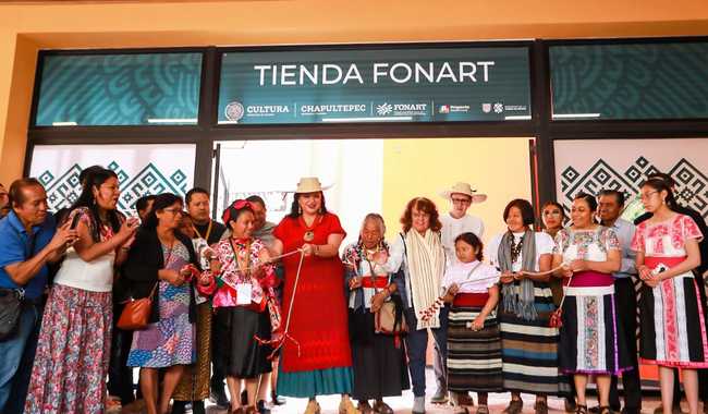 Fotografía de la inauguración del mural y de la nueva tienda Fonart en el Complejo Cultural Los Pinos, aparecen las diez personas autoras del mural y Emma Yanes Rizo, directora del Fondo Nacional para el Fomento de las Artesanías.